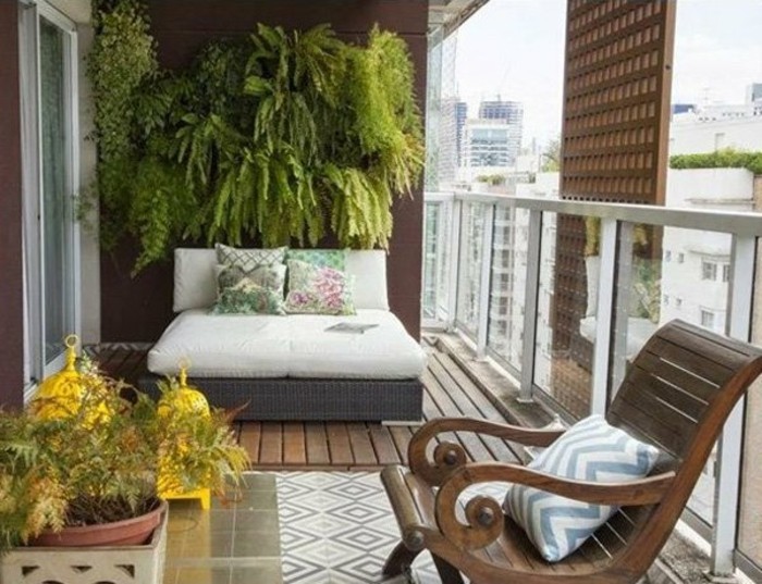 amenager-un-balcon-jardin-vertical-chaise-en-bois-et-sol-en-bois