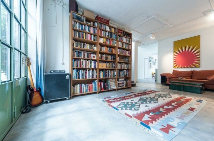 amenager-un-garage-en-chambre-bibliotheque-de-livres-tapis-en-motifs-geometriques