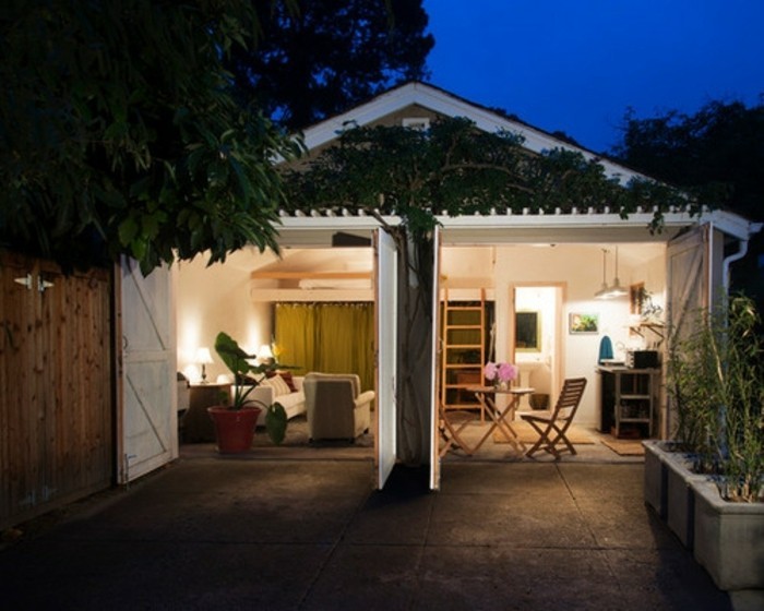 amenager-un-garage-en-chambre-mobilier-en-bois-decor-de-jardin