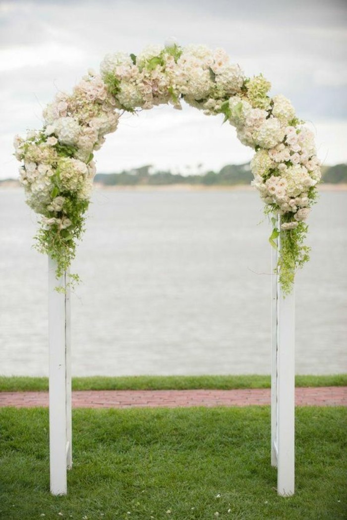 arche-mariage-classique-déco-florale-blanche