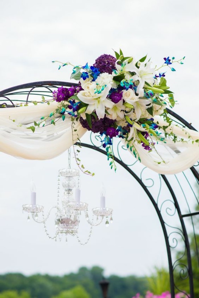 arche-mariage-métallique-lustre-bouquets-de-fleurs