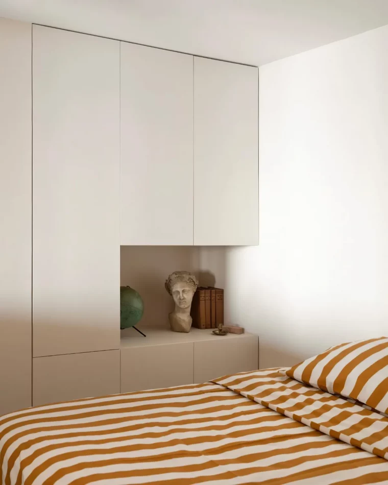 armoire avec espace de rangement visible literie en blanc et moutarde