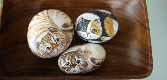 art-de-la-peinture-sur-pierre-galets-décorés-a-la-peinture-pour-figurer-de-petits-chatons-sur-pierre