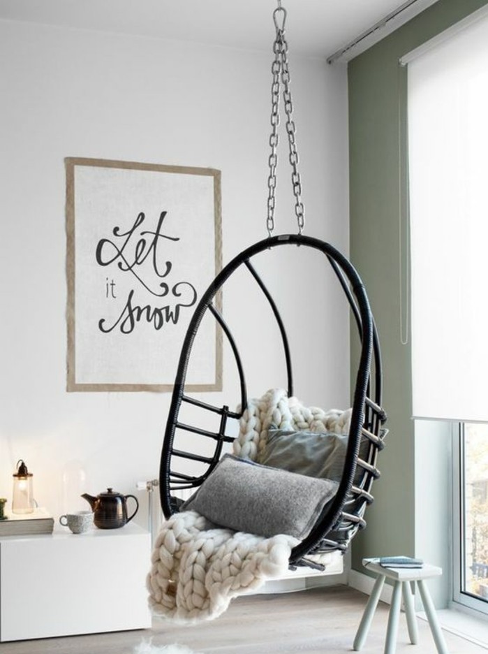 balancoire-en-noir-suspendue-du-plafond-couverture-de-laine-blanche-a-gros-mailles-meuble-scandinave-parquet-clair-pour-une-chambre-scandinave