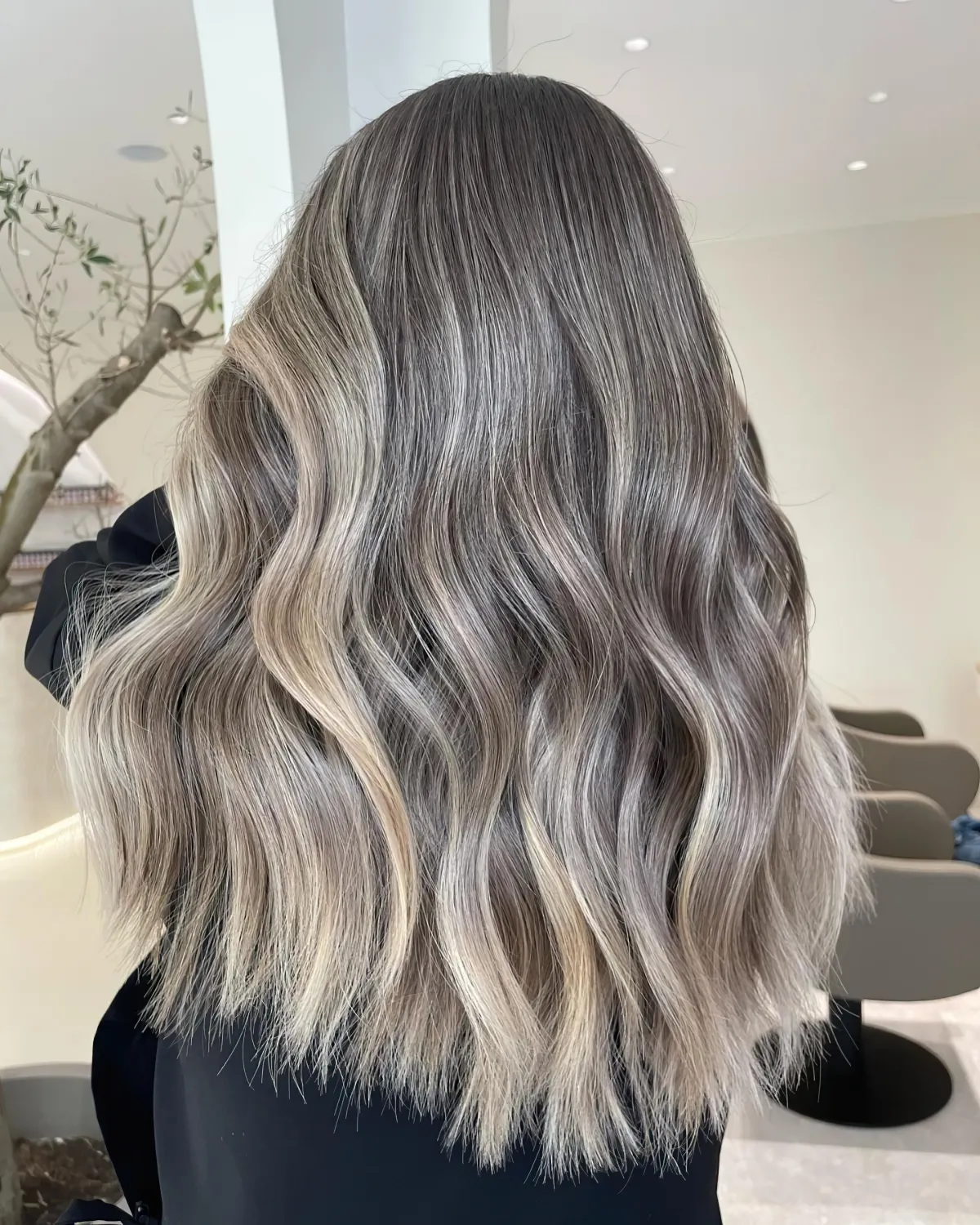 balayage blond polaire meches cendrees