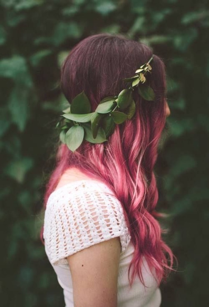 balayage-rose-cheveux-ondulés-cheveux-couleur-framboise