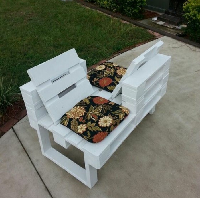 banc-en-palette-peint-en-blanc-pour-amenager-un-jardin-coussins-d-assises-a-motifs-floraux-decorecup-palettes