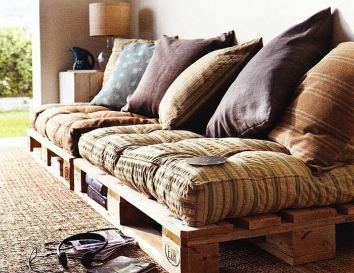 banc-palette-meuble-en-palette-recup-pour-votre-jardin-sieges-coussins-et-coussins-couleurs-divers-un-coin-repos-cosy