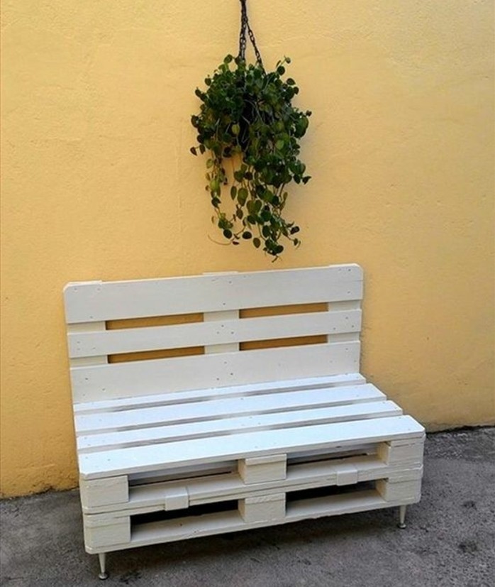 banc-palette-peint-en-blanc-style-mediterranéen-idee-comment-fabriquer-un-meuble-en-palette