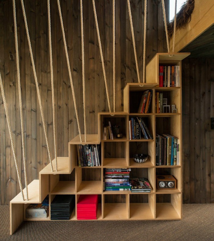 bibliotheque-sous-escalier-bois-etagere-suspendue-rangement-cube-multicasecase