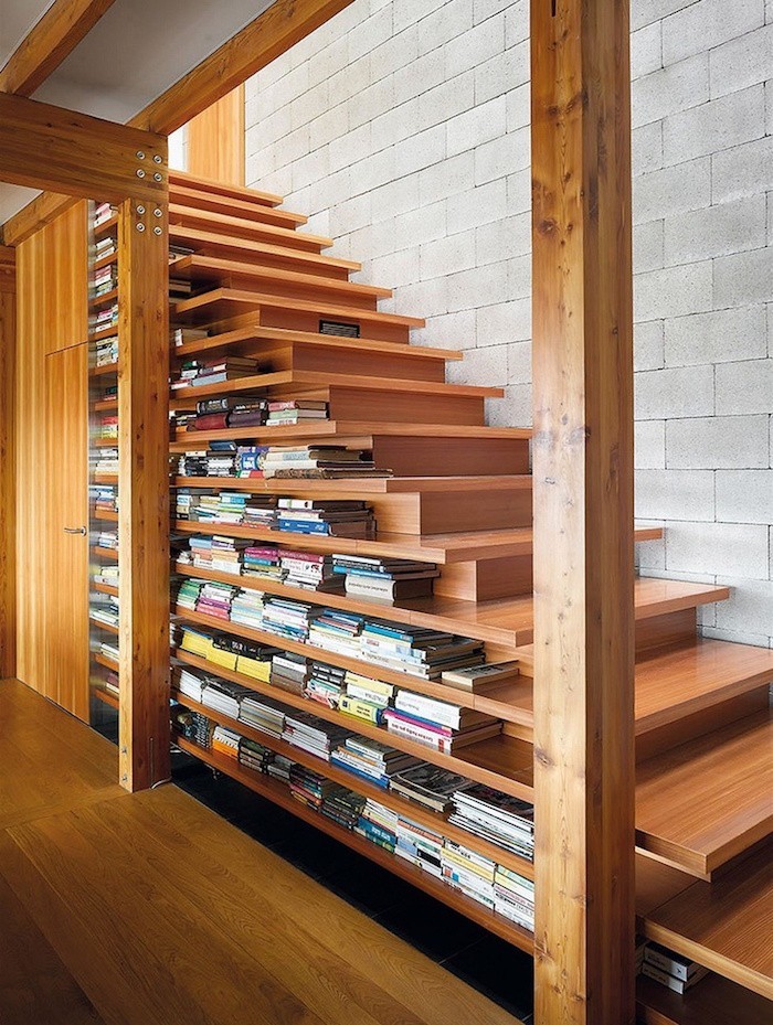 bibliotheque-dans-escalier-en-bois-etageres-livres-rangement-marches-idee