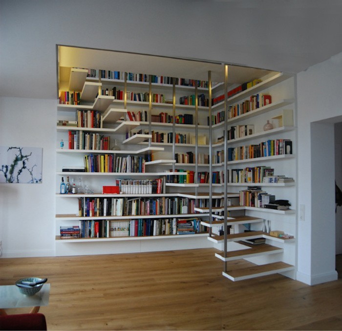 bibliotheque-escalier-etageres-murales-rangements-livres-design-marches-escalier-grenier