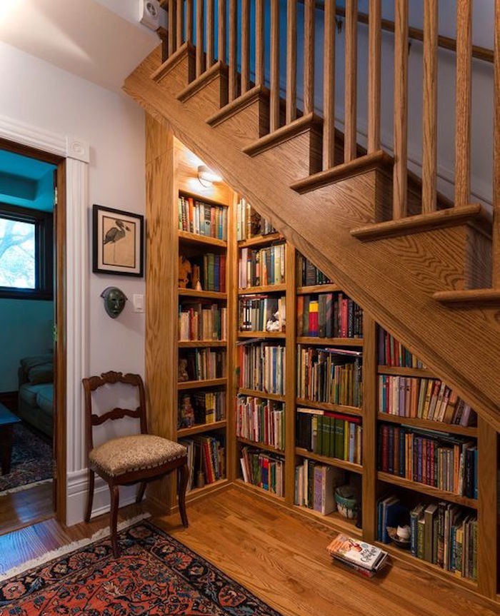 bibliotheque-escalier-sous-bois-massif-rangements-marches-etageres-murales-livres