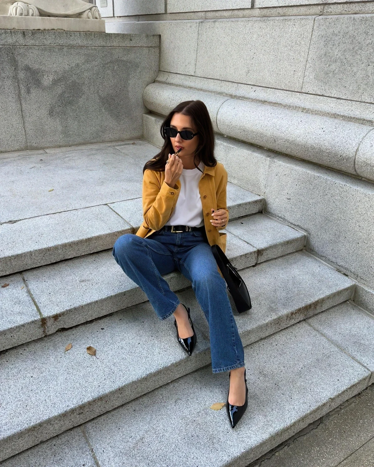 blazer jaune moutarde blouse blanche t shirt jeans chaussures noires