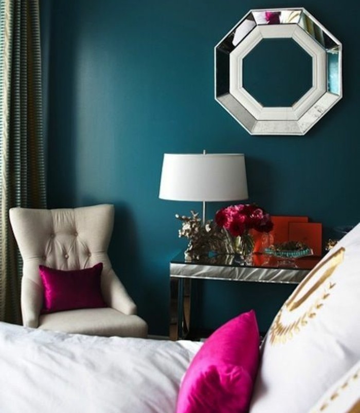 bleu-petrole-comme-peinture-murale-coiffeuse-fauteil-blanc-et-linge-maison-blanc-miroir-mural-idee-deco-chambre