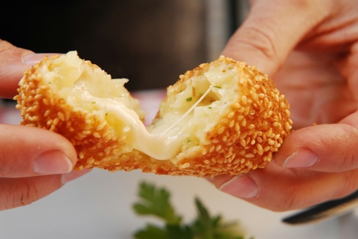 boulette-de-purée-avec-du-fromage-fondant-et-sésame