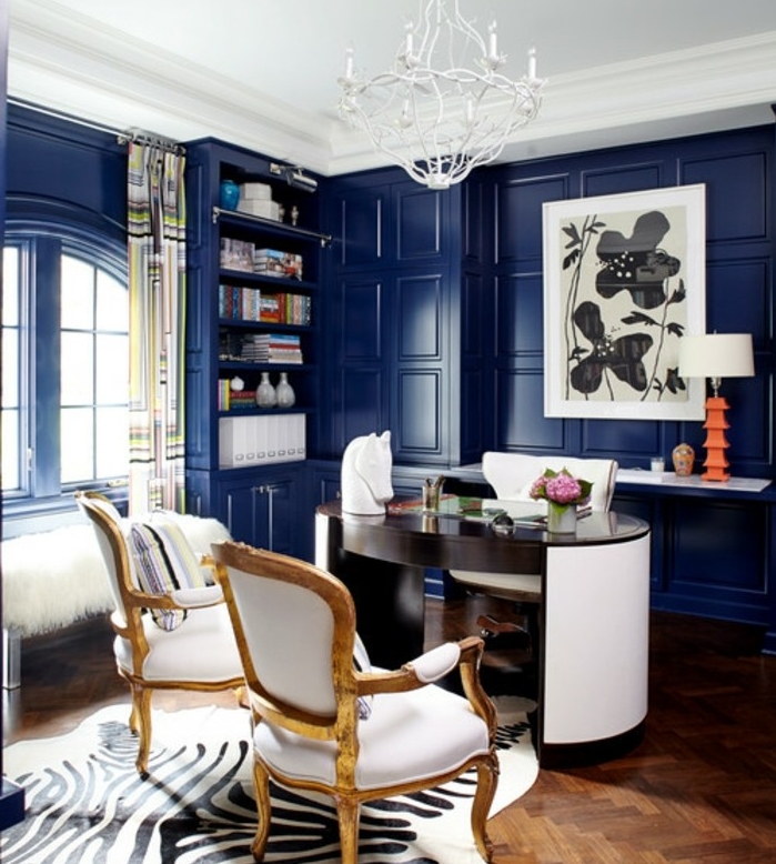 bureau-de-travail-design-chaises-baroque-vintage-tapis-zebre-parquet-et-bois-indigo-couleur-murale-et-plafond-blanc