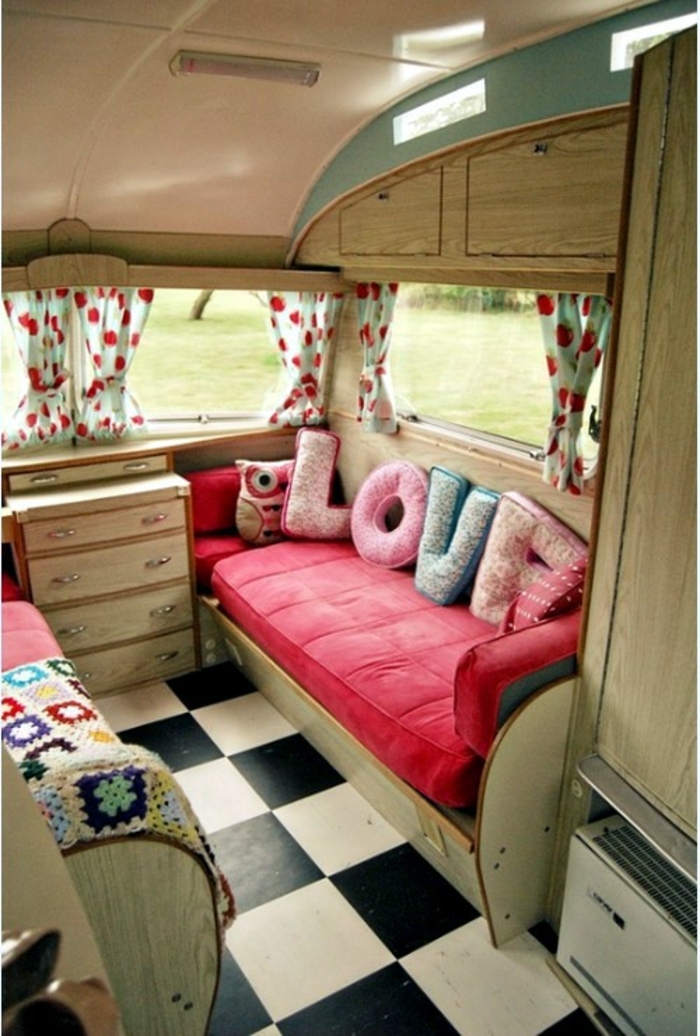 camion-caravane-atmopsphère-chic-mobilier-en-bois-rideaux-en-points-rouges