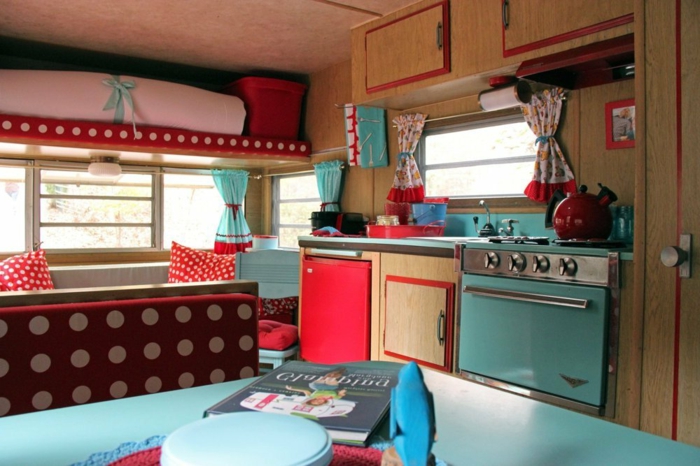 camion-caravane-intérieur-adorable-en-rouge-et-marine-cuisine-pratique-confort