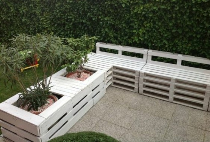 canapé-en-palette-d-angle-type-banc-peint-en-blanc-avec-des-pots-de-fleurs-intégrés