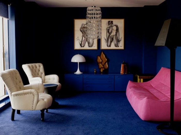 canapé-rose-contrastant-chaise-vintage-meuble-tapis-et-peinture-murale-couleur-indigo-deco-murale-de-dessins-graphiques