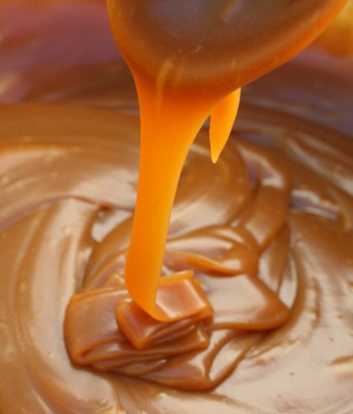 caramel-facile-caramel-doré-liquide-étaler-du-caramel-sur-des-desserts