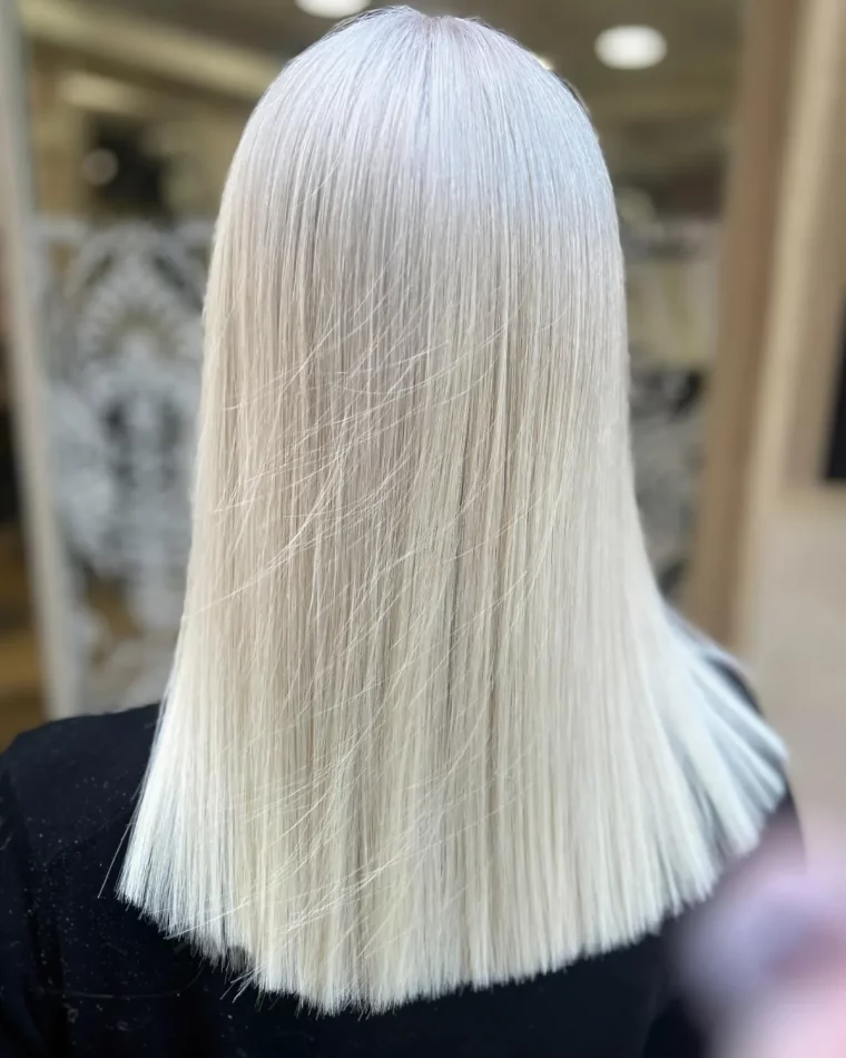 carre long lisse coloration blond platine