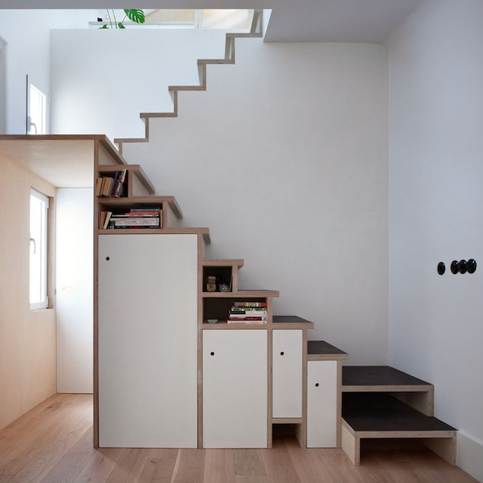 casa_bea_bibliotheque-escalier-sur-mesure-en-bois-rangements-marches-etageres