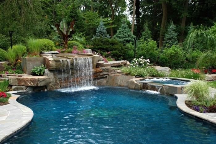 cascade-bassin-extérieur-incroyable-piscine-avec-des-plantes-vertes