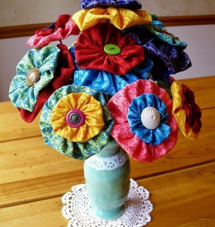 centre-de-table-floral-vase-de-fleurs-avec-des-fleurs-en-tissu-a-motifs-floraux-decoration-a-faire-soi-meme
