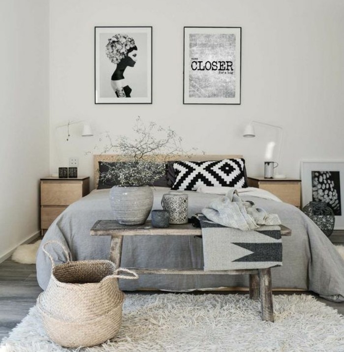 chambe-scandinave-en-noir-gris-et-blanc-housses-oreiller-en-noir-et-blanc-couvertures-grises-bout-de-lit-en-bois-use-vases-decoratifs-style-oriental-tableaux-d-art-moderne