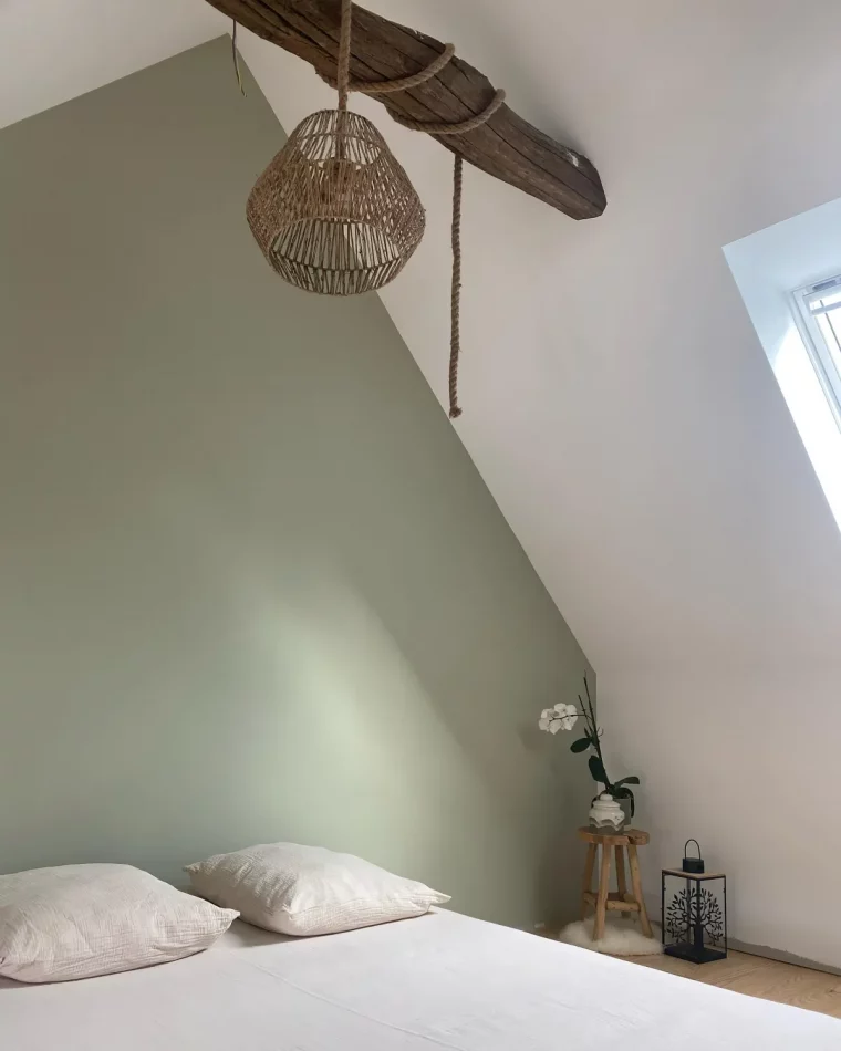 chambre adulte sous comble mur d accent en vert sauge lampe accrochee a une poutre en bois