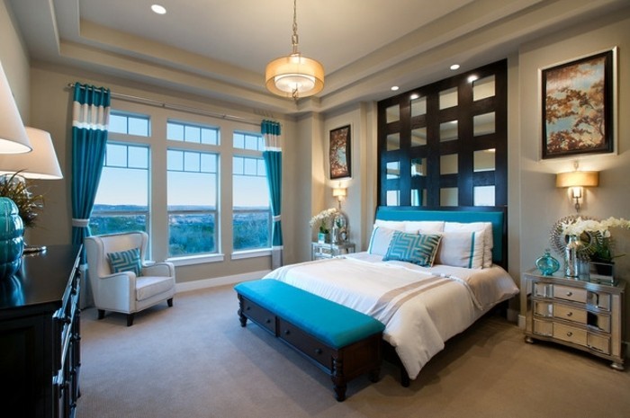 chambre-blanche-avec-des-accents-deco-bleu-canard-moquet-gris-mobilier-en-bois-fauteuil-et-lit-decoration-murale