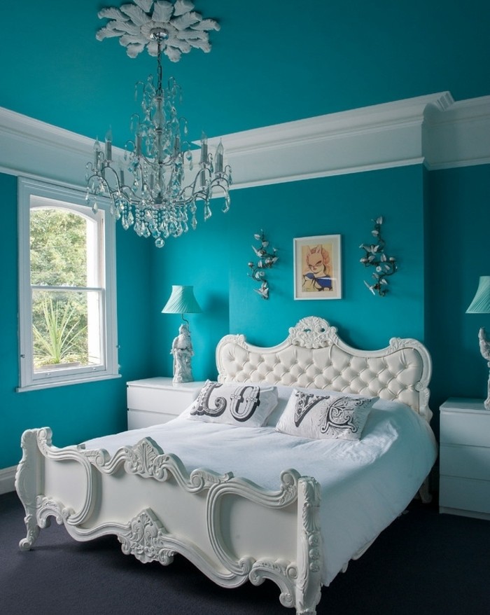chambre-bleu-canard-aménagé-avec-un-lit-style-baroque-blanc-et-meubles-blancs-lustre-et-lampes-de-nuit-design