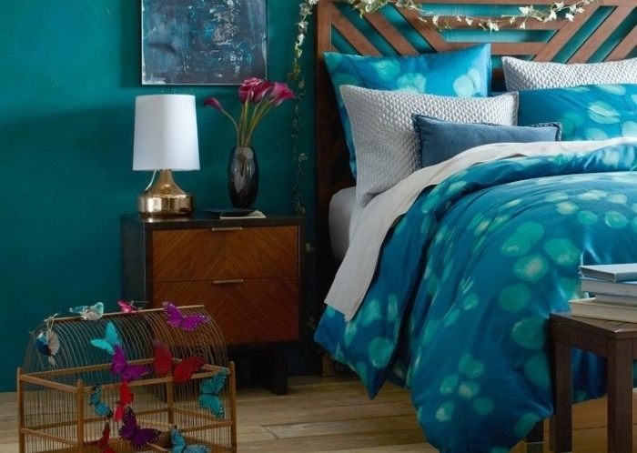 chambre-bleu-canard-idee-deco-chambre-lit-en-bois-parquet-clair-cage-d-oiseau-idee-comment-decorer-une-chambre-a-coucher