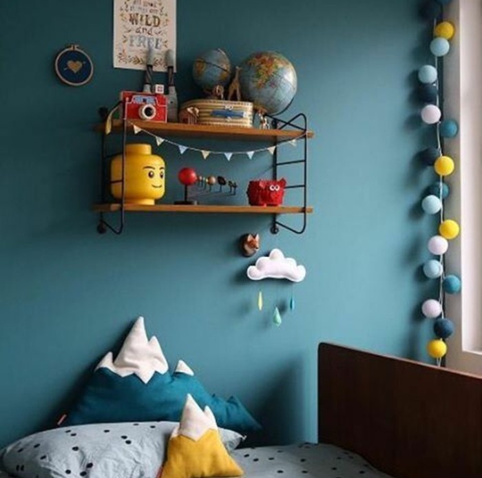 chambre-bébé-bleu-canard-etagere-en-bois-et-metal-encombrée-de-jouets-lit-enfant