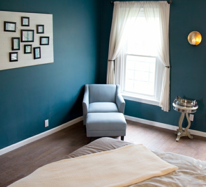 chambre-couleur-bleu-petrole-idee-comment-amenager-une-chambre-a-coucher-murs-bleu-petrole-lit-beige-et-fauteil-bleu-ciel