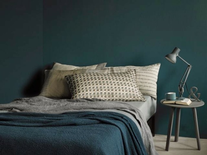 chambre-couleur-bleu-petrole-linge-maison-gris-avec-couverture-bleu-petrole-table-de-lit-en-bois-gris-idee-deco-austere