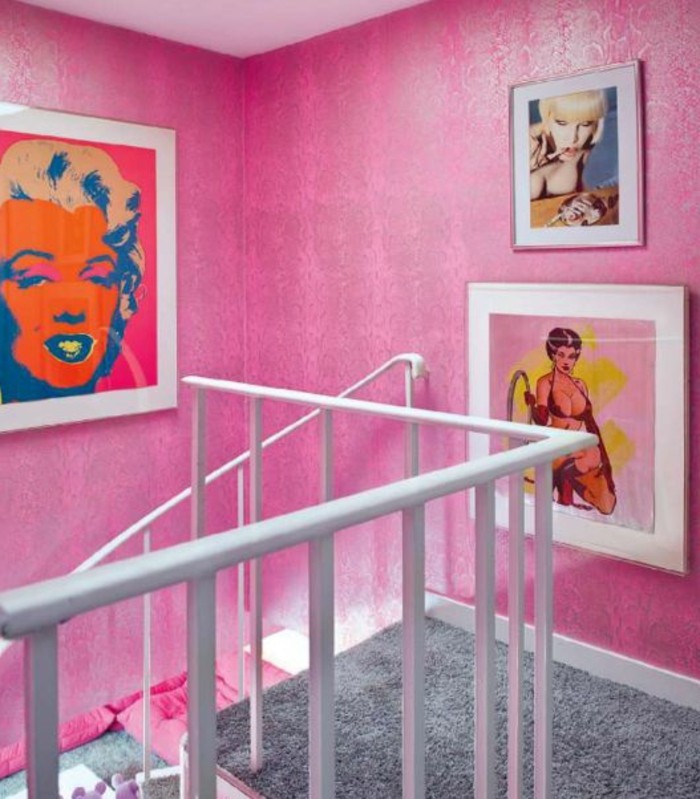chambre-couleur-framboise-couloir-rose-poudré-et-tableaux-pop-art
