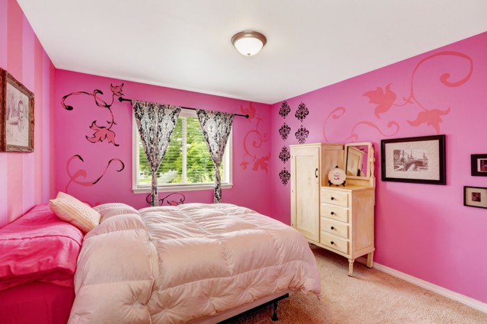 chambre-couleur-framboise-lit-rose-bonbon-et-murs-roses