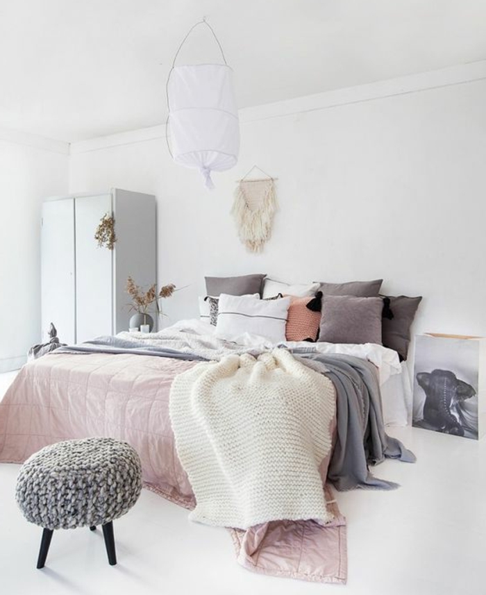 chambre-d-esprit-scandinave-couvertures-de-lit-de-couleurs-rose-grise-et-blanche-meuble-scandinave-armoire-blanche-et-tabouret-gris
