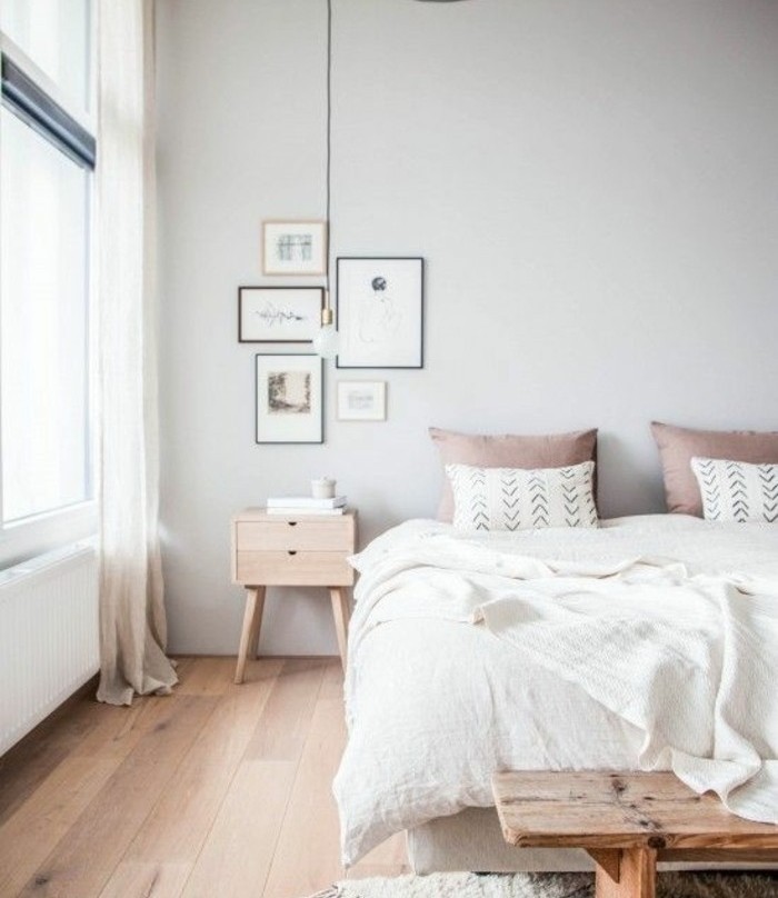 chambre-deco-scandinave-bout-de-lit-en-bois-couvertures-de-lit-blanches-table-de-chevet-en-bois-et-parquet-en-bois-pour-une-chambre-moderne-design