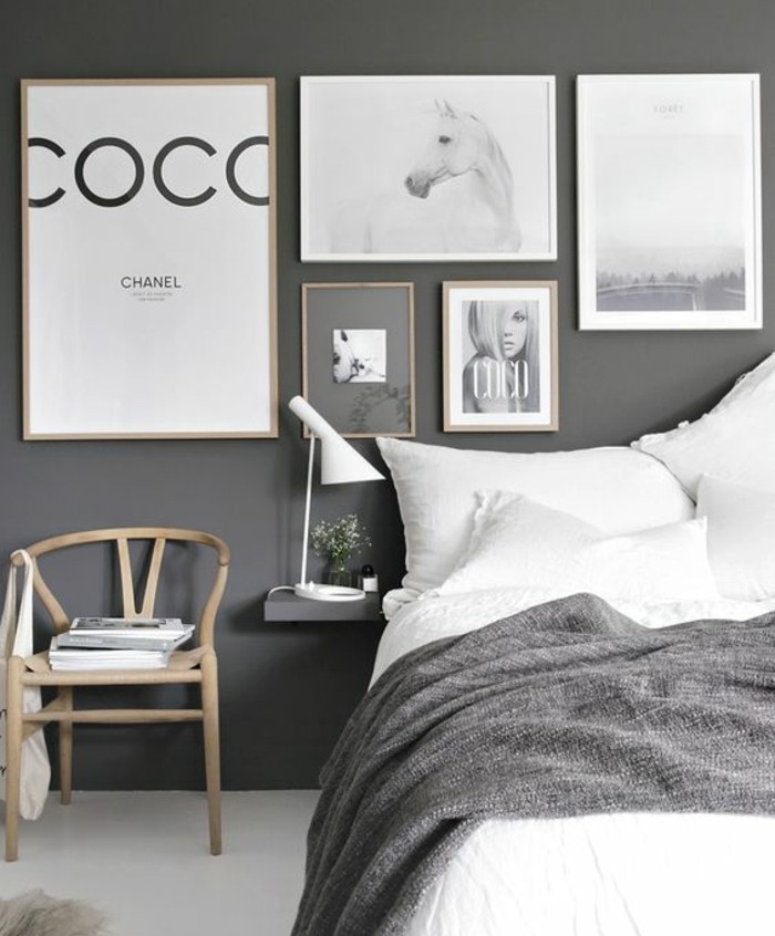 chambre-moderne-lignes-epurees-chaise-scandinave-en-bois-couleur-mur-grise-draps-blancs-et-couverture-grise-deco-murale-interessante-inspiree-de-la-mode