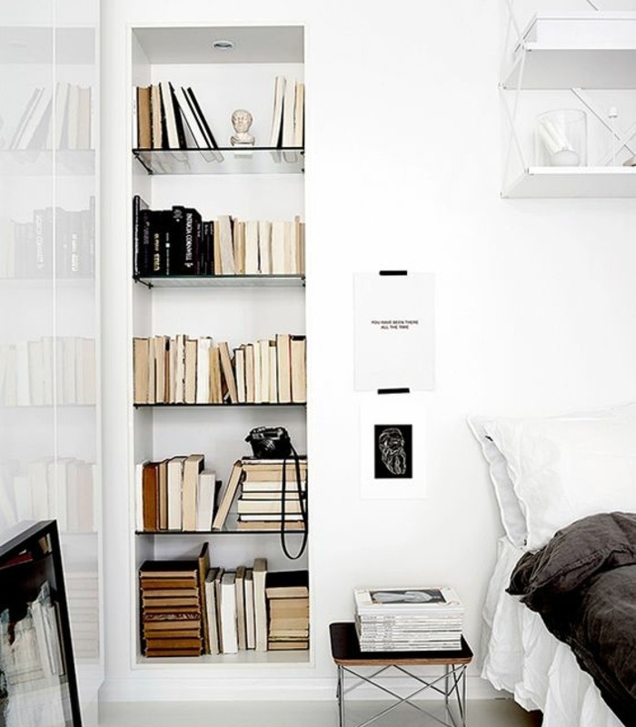 chambre-scandinave-tout-en-blanc-couverture-de-lit-grise-bibliotheque-encastree-dans-le-mur-un-decor-lumineux-et-tres-sobre