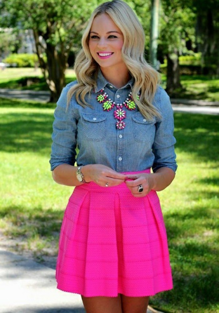 chemise-en-jeans-femme-bonne-humeur-couleurs-vive-jupe-en-rose