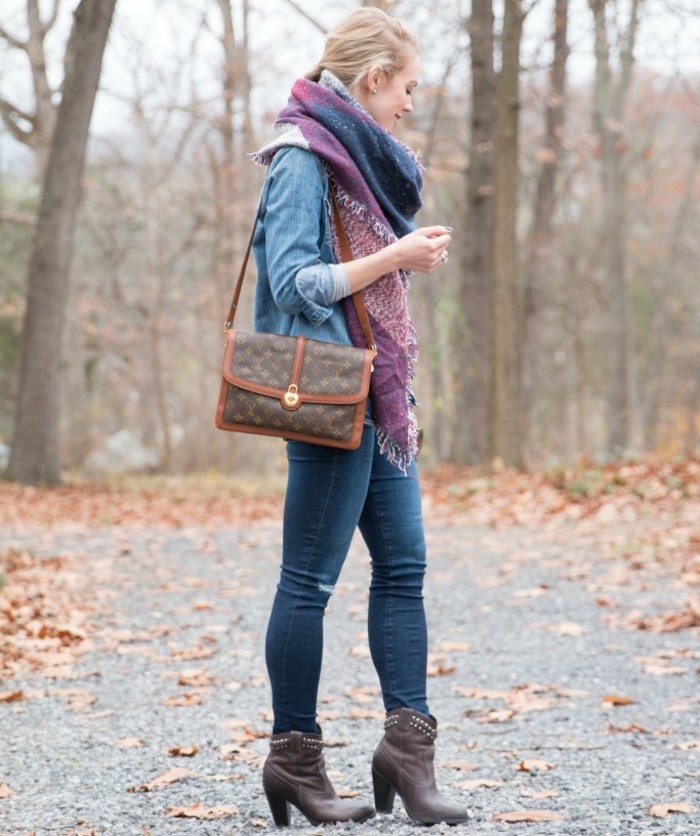 chemise-en-jeans-femme-vision-d'automne-echarpe-en-bleu-et-violet