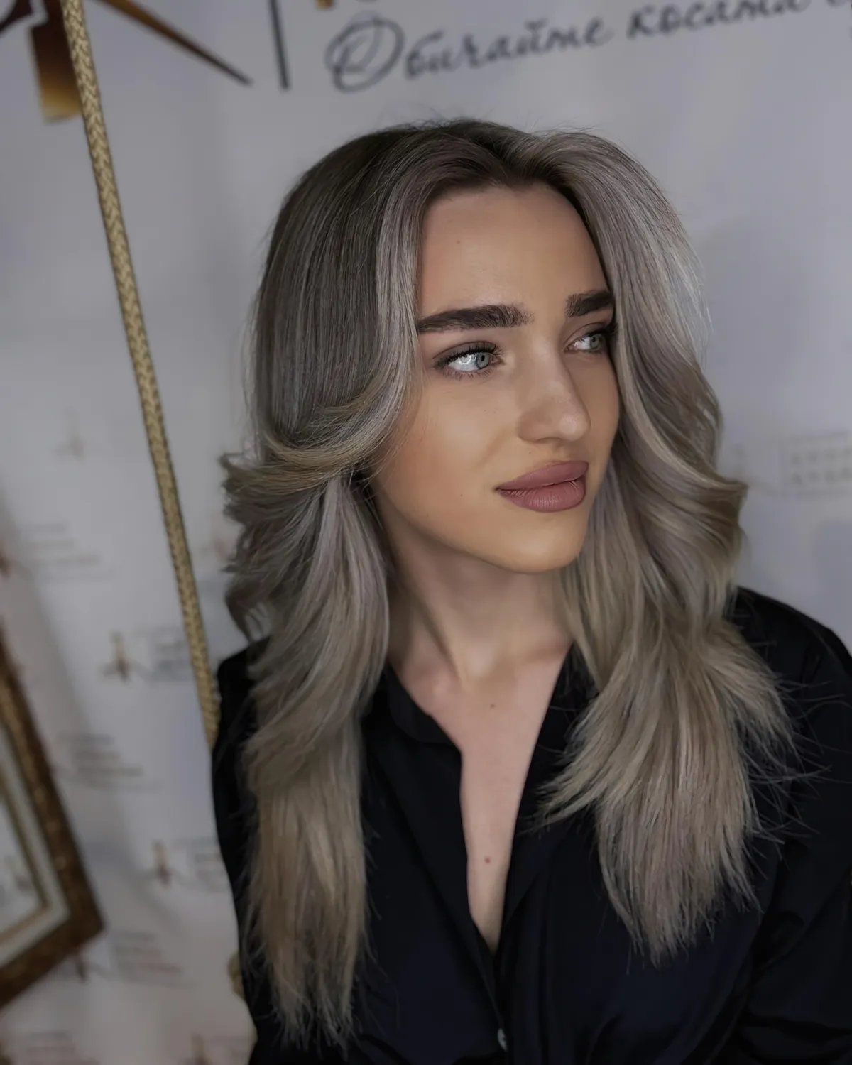 cheveux cendres longs aux baby highlights