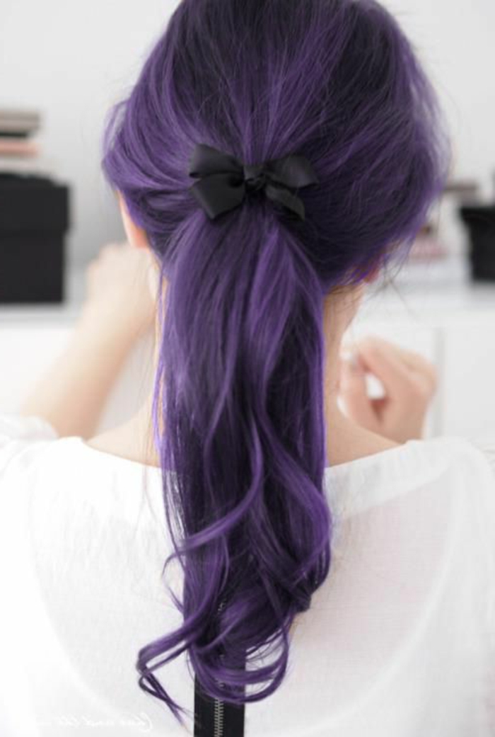 cheveux-couleur-violine-queue-de-cheval-basse-et-un-violet-profond