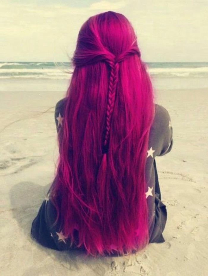 cheveux-longs-jolie-tresse-coloration-cheveux-rouge-framboise