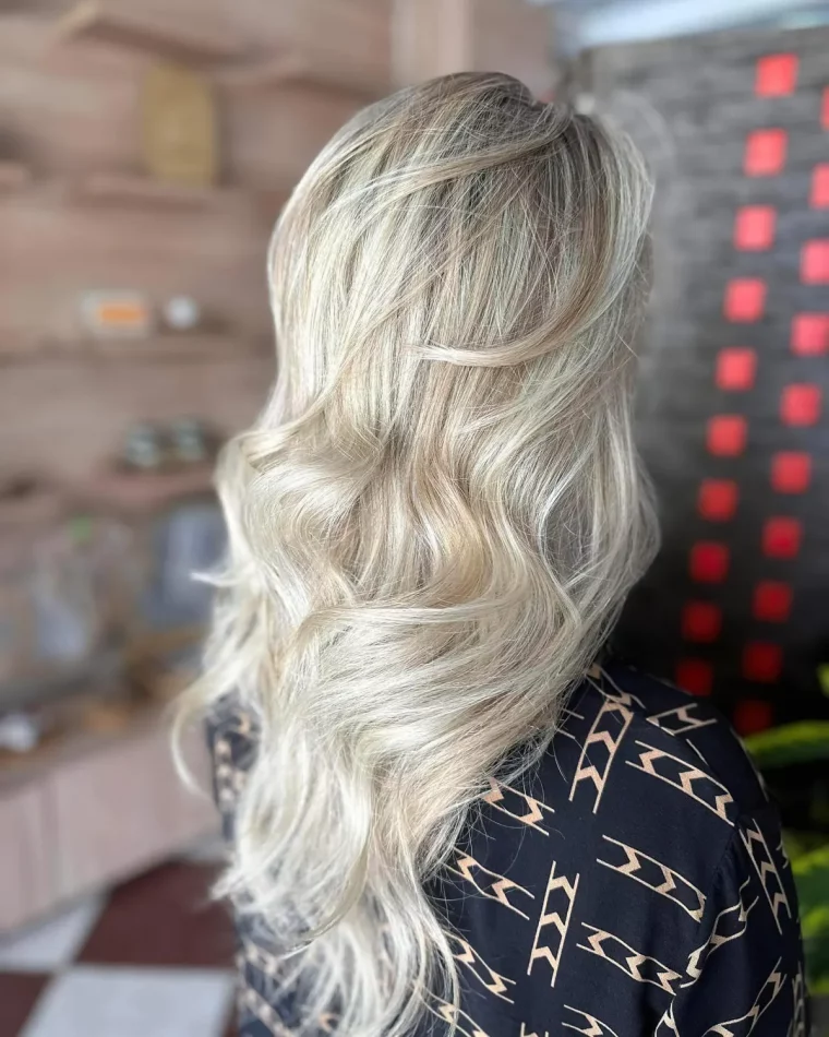 cheveux longs ondules meches claires blond polaire et platine